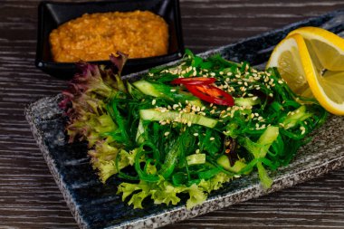 Parlak yeşil O'Sensei salata limonlu