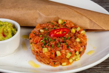 Ekmek ile lezzetli Somon tartar