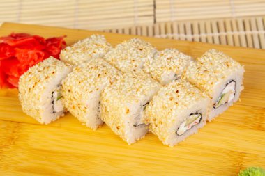 Susam ve zencefil ile lezzetli California rulo