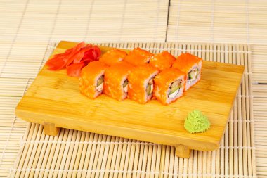 Lezzetli kremsi yılan balığı suşi roll