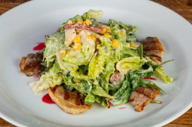 Kızarmış ördek lezzetli sebze salatası