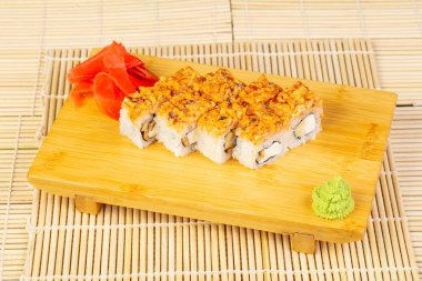 Lezzetli baharatlı yılan balığı suşi roll