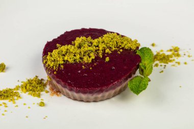 Nane yaprakları ile çilek Cheesecake hizmet