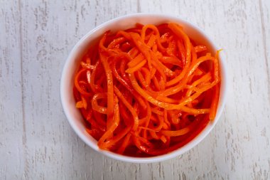 İştah açıcı baharatlı Kore havuç salatası