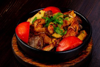 Kavrulmuş domuz patates tava ile