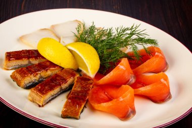 Yılan balığı ve somon balık plaka 