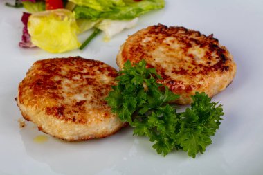 Sebze ile lezzetli kızarmış tavuk köfte