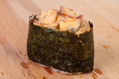 Gunkan suşi tavuk eti ile