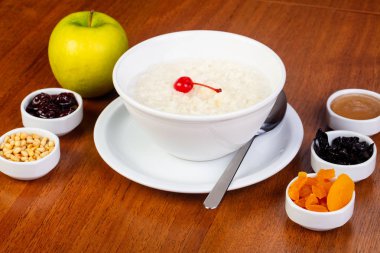 Lezzetli pirinç lapası kiraz ve Kuruyemiş