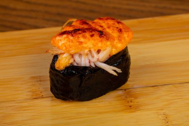 Lezzetli kızarmış peynir suşi roll