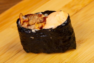 Lezzetli baharatlı yılan balığı suşi roll