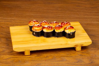 Somon ve karides lezzetli kızarmış rulolar