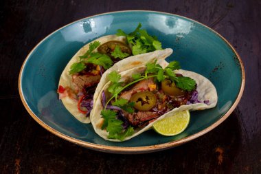 Taco et ve kişniş yaprakları ile