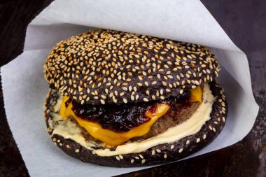 Siyah burger pirzola ve peynir