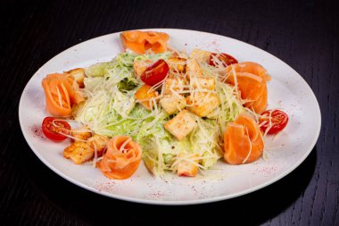 Somonlu Sezar salatası.