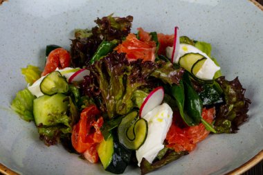 Salata somon ve krema sos ile