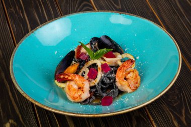 Siyah deniz ürünleri karides ve midye makarna