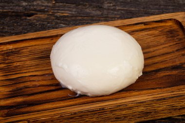 Ahşap üzerinde geleneksel genç Mozzarella peyniri