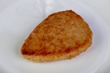 Kavrulmuş balık tabak içinde pirzola