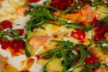 Somon ve rucola pizza