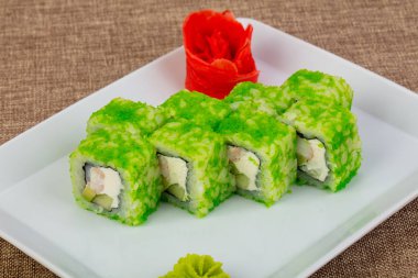 Karides ve tobiko ile rulo