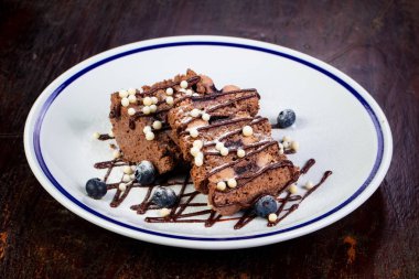 Pasta yabanmersini ve çikolata ile