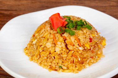 Fry pirinç sebze ve baharatlar ile karıştırın