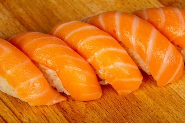 Sushi Mit Lachs Über Holz — Stockfoto