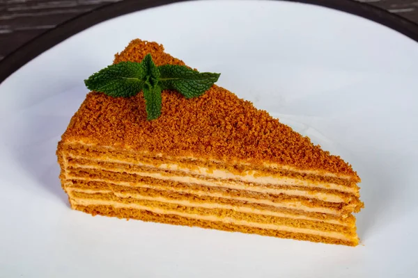 Kue Madu Krim Lezat Yang Disajikan Dengan Peppermint — Stok Foto