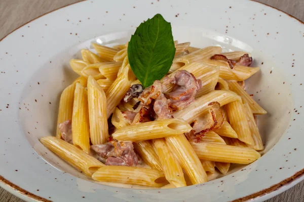 Penne Con Tocino Hojas Albahaca — Foto de Stock