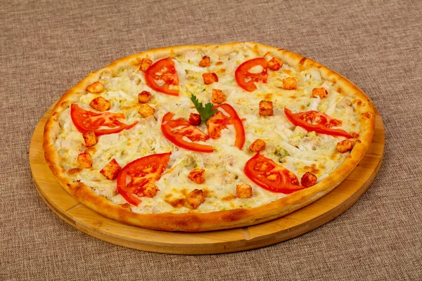 Pizza Caesar Mit Hühnchen Und Tomaten — Stockfoto