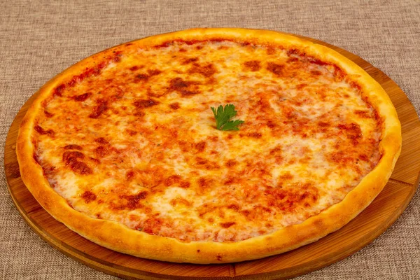 Pizza Cztery Sery Podłoże Drewniane — Zdjęcie stockowe