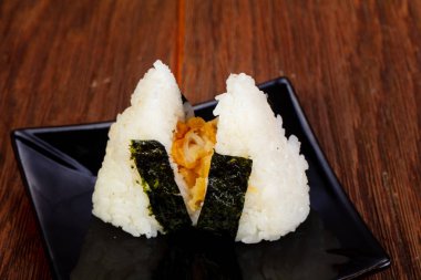 Kalamar ile Japon geleneksel Onigiri