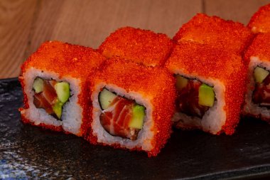 Somon ve avokado ile California roll