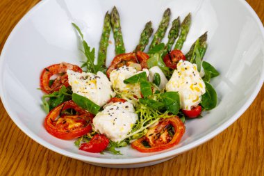 Peynir ve kuşkonmaz ve fesleğen salata