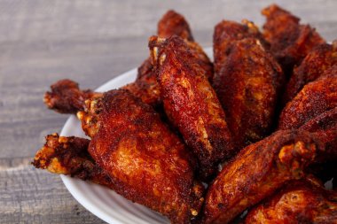 Barbekü kanat baharatlı sos ile