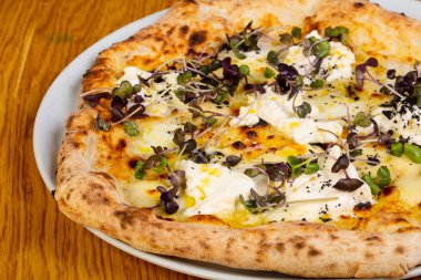 Pizza mozzarella ve siyah truffle ile