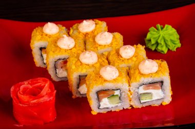 Japon geleneksel rulo somon ile