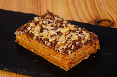 Bal ile lezzetli katmanlı kek