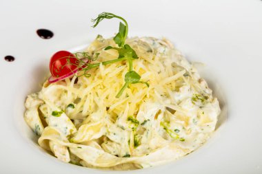 Makarna peynir sos ve fesleğen ile