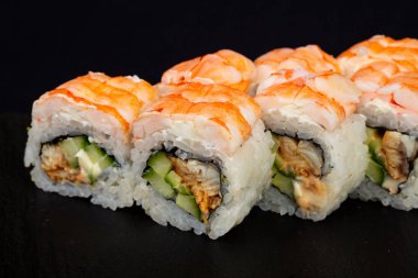 Yılan balığı ile Japon soğuk rulo