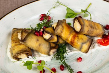 Krem peynir ile doldurulmuş patlıcan rulo