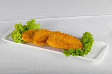 Kızarmış peynir salata yaprakları ile