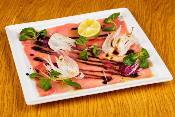 Koude Tonijncarpaccio Met Artisjokken — Stockfoto