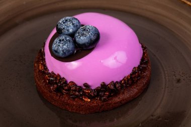 Böğürtlenli ve kremalı kek