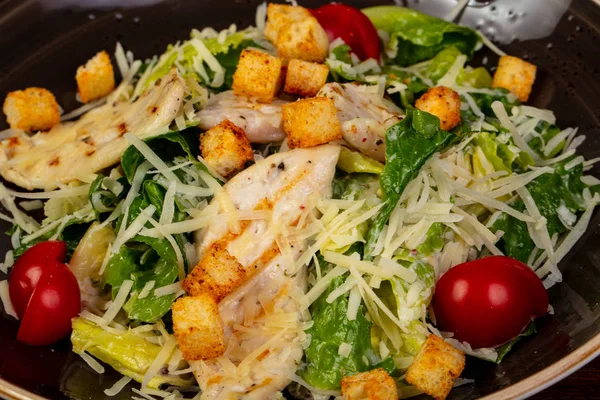 Sezar salatası tavuk ve peynir