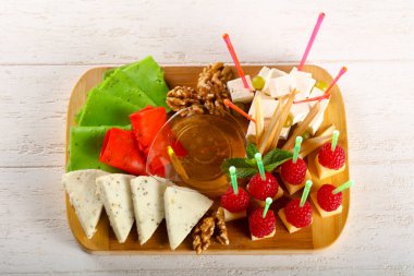 Peynir tabağı çeşitler ile Ahududu