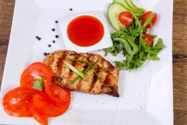 Izgara tavuk göğsü sos ve soğan ile