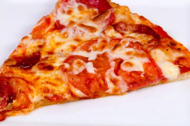 Biberli pizza sosis ve peynir ile