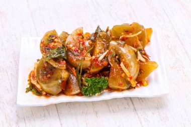 Otlar ile turşu yeşil domates